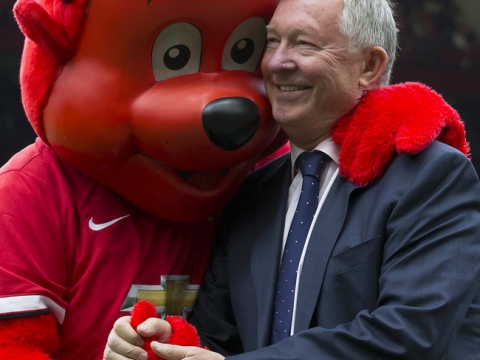 Những hình ảnh vui nhộn giữa huấn luyện viên và linh vật ở Premier League